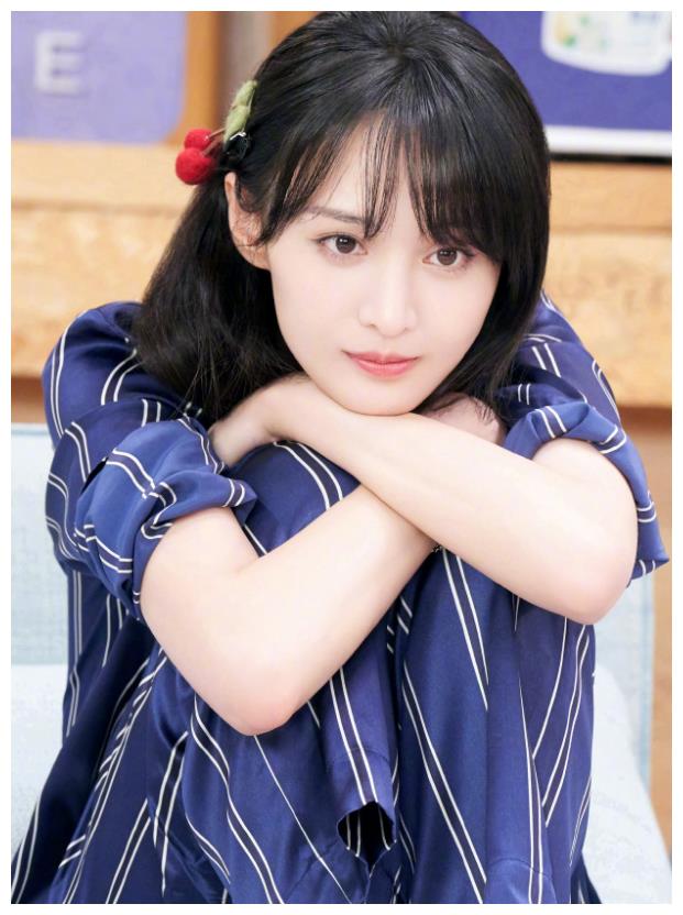 郑爽"农活照"被疯传,看到无精修后的她:这不就是老阿姨?