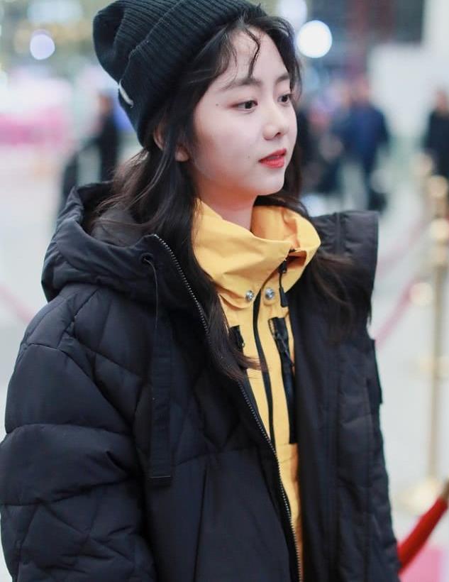 谭松韵街拍:黑色长棉服内搭thenorthface冲锋衣温暖舒适