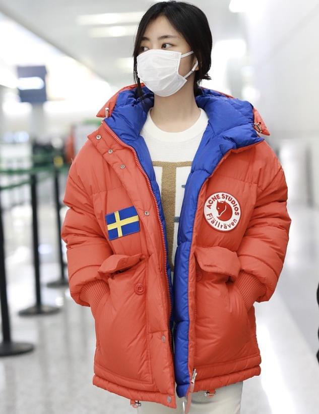 谭松韵穿亮橘色羽绒服活力减龄发型随性