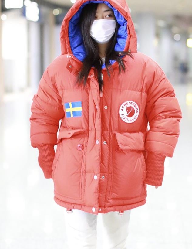 谭松韵穿亮橘色羽绒服活力减龄发型随性