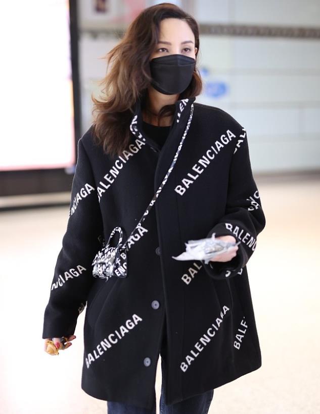 郑希怡街拍:balenciaga大衣搭配迷你沙漏包精致时髦|balenciaga