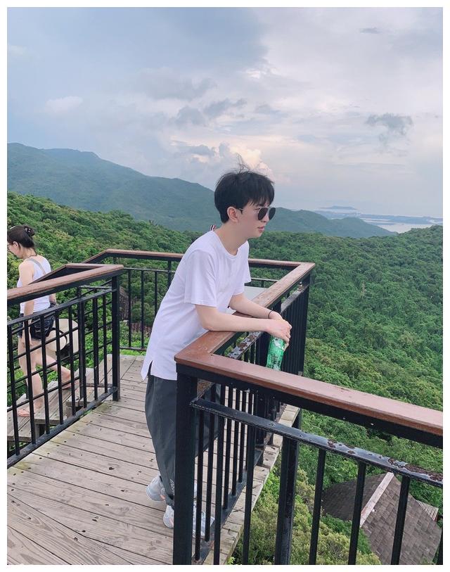 打帅哥打在公屏上 旧梦旅行照片被外泄露
