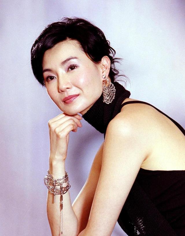 张曼玉美得惊艳穿大红连衣裙配休闲鞋休闲随性却不失气质