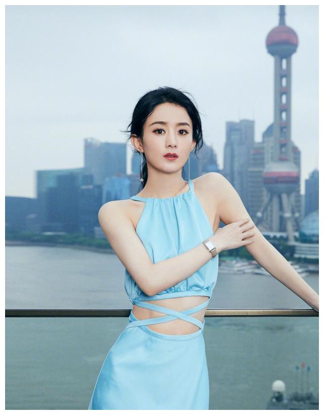 而且据曝光的营业图,赵丽颖小姐姐身材线条太优越,仔细看好像还有马甲