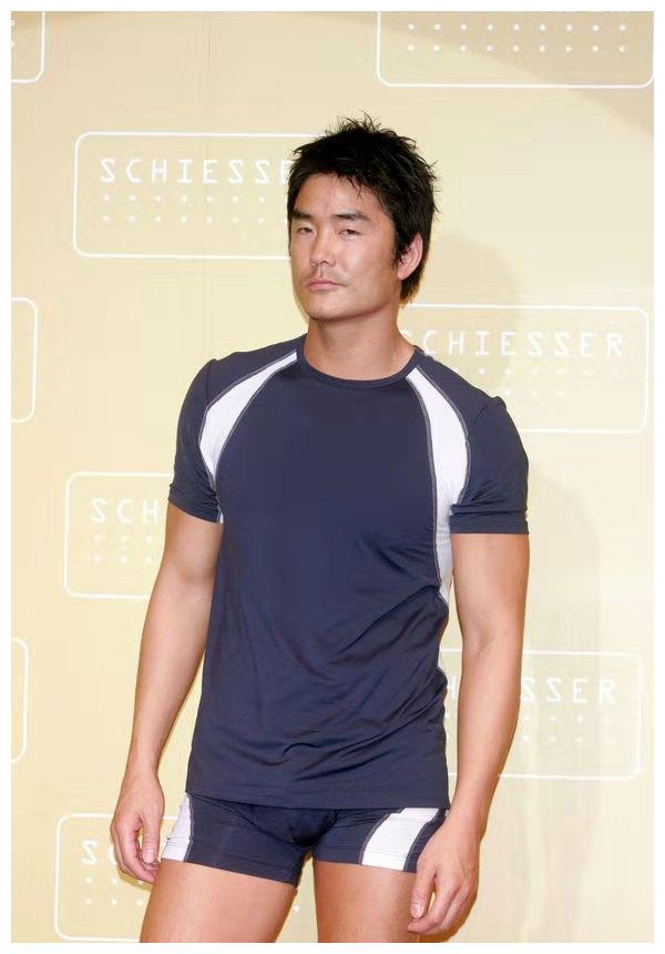 "香港首席男模"50岁仍肌肉在线,曾与关之琳四年姐弟恋|黄家诺|关之琳