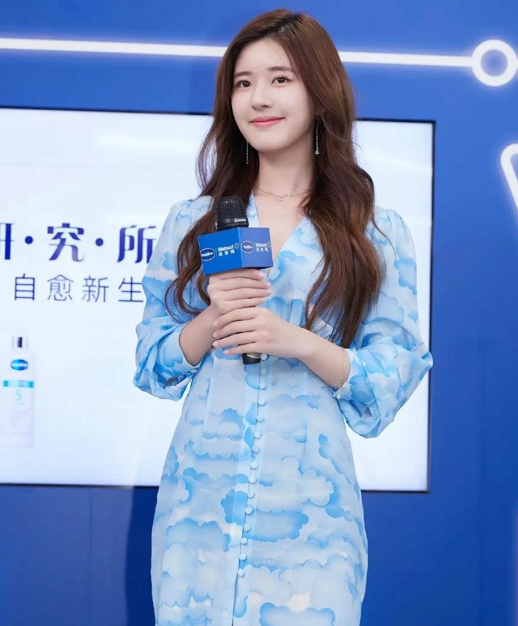 赵露思参加品牌活动身穿蓝色白云连衣裙温柔又清爽好淑女啊
