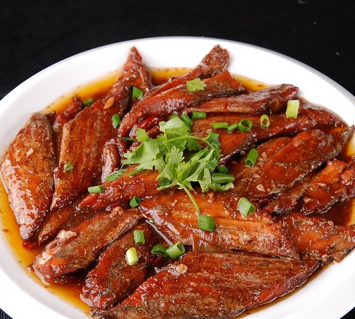 家常经典美食干烧带鱼口感鲜美外焦里嫩孩子的最爱