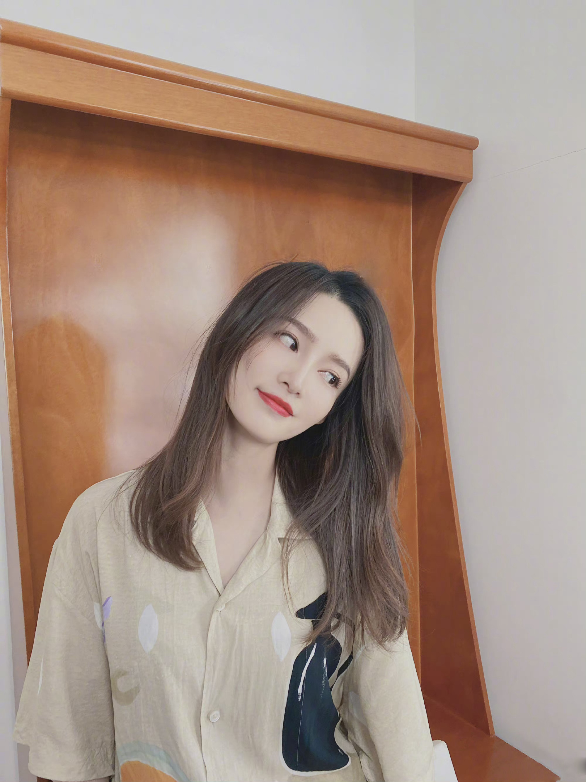 李沁身穿浅卡其色衬衫披肩长发随意慵懒举手投足间散发迷人魅力