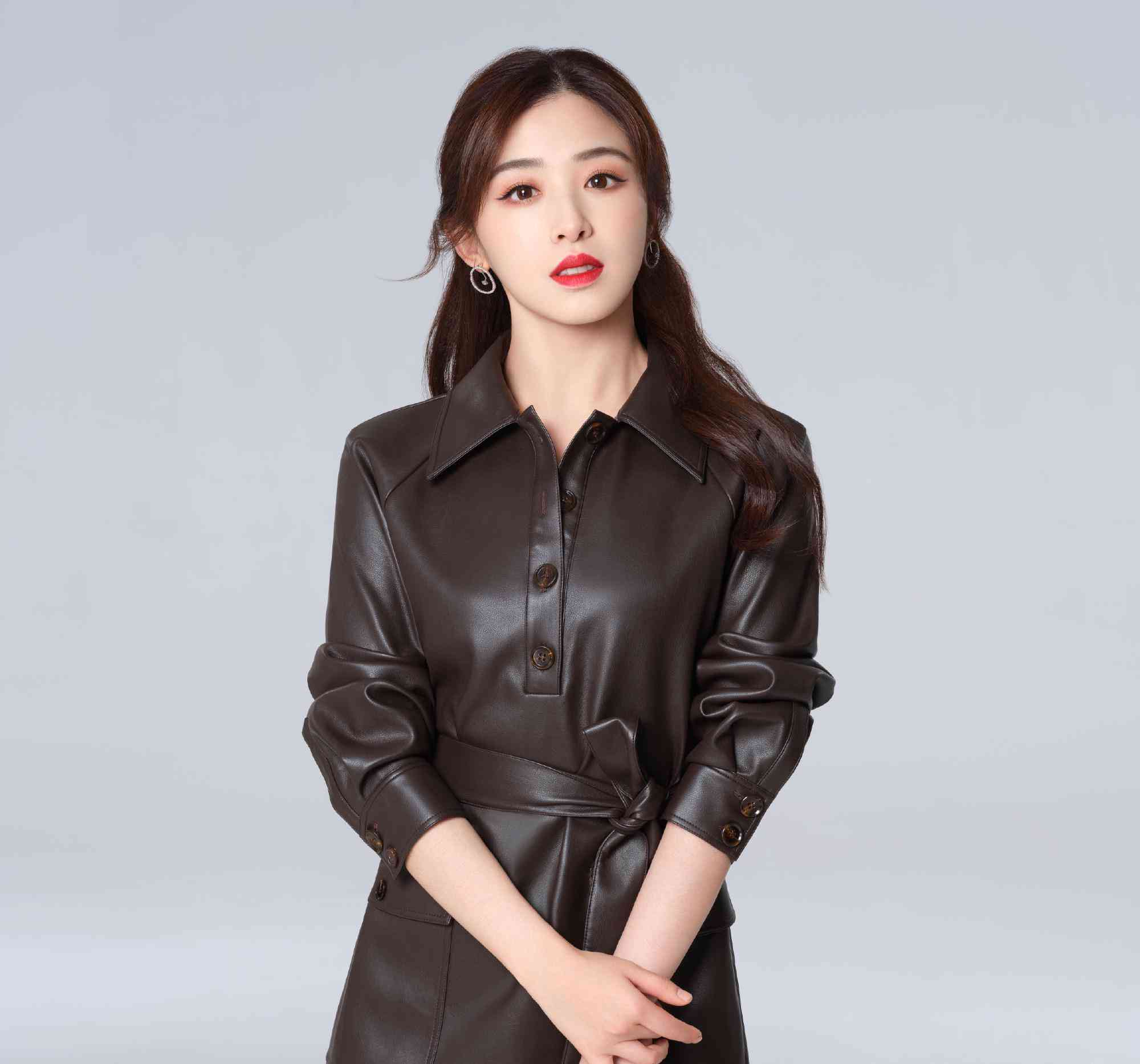 张含韵美得无懈可击黑色皮衣腰身尽显清丽妆容嫩如18