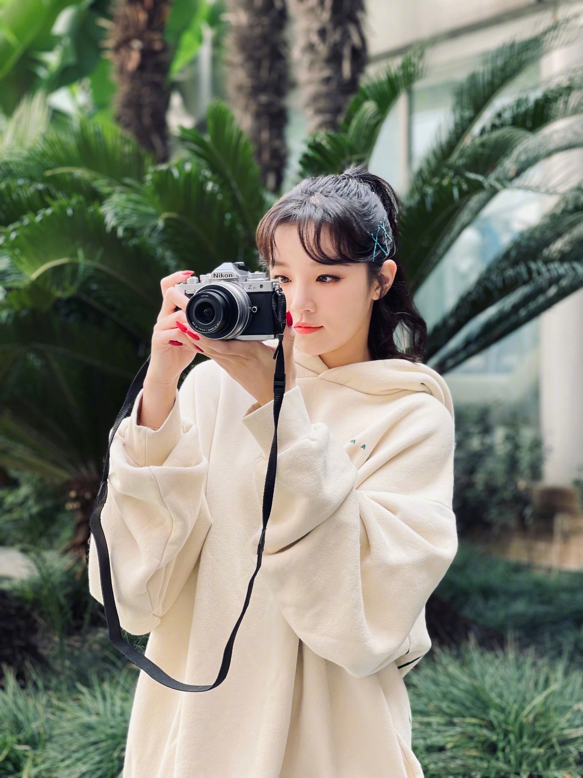 宋雨琦最新写真来袭!宽松卫衣搭配斜挎相机,用心记录生活碎片