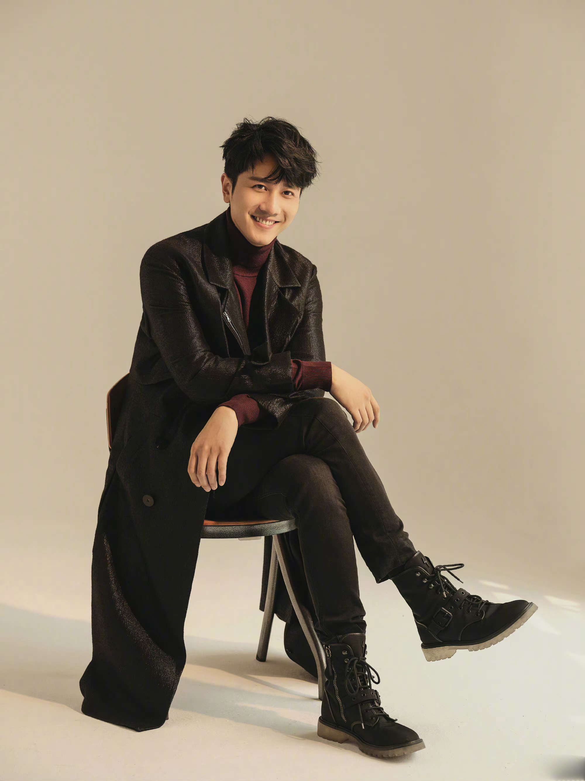 彭冠英身穿酒红色高领衫和黑色牛仔裤,搭配黑色长款外套_高清图集