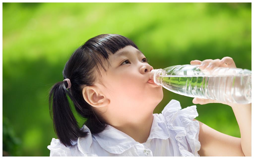 伊能静只给孩子喝含微量元素的清水,包文婧不解:喝水这么讲究?