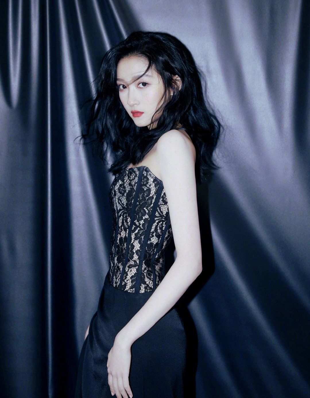 关晓彤黑色蕾丝抹胸开叉裙造型也太美了!给造型师加鸡腿!