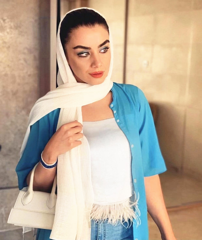 黑头巾大长袍看了伊朗女人的街拍原来头巾也可以美如彩虹