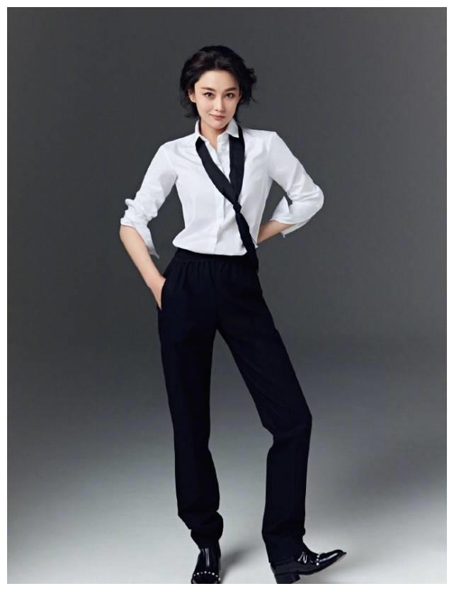 张馨予穿西装打领带又美又酷,跷二郎腿上演眼神杀,真绝了