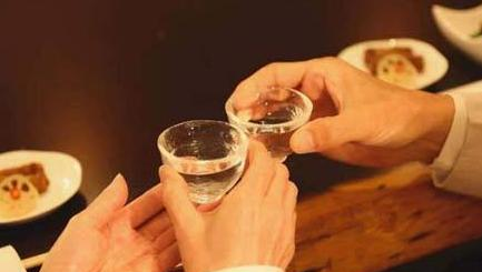 喝了白酒血压会恢复正常水平，喝酒真的能降血压吗？休闲区蓝鸢梦想 - Www.slyday.coM