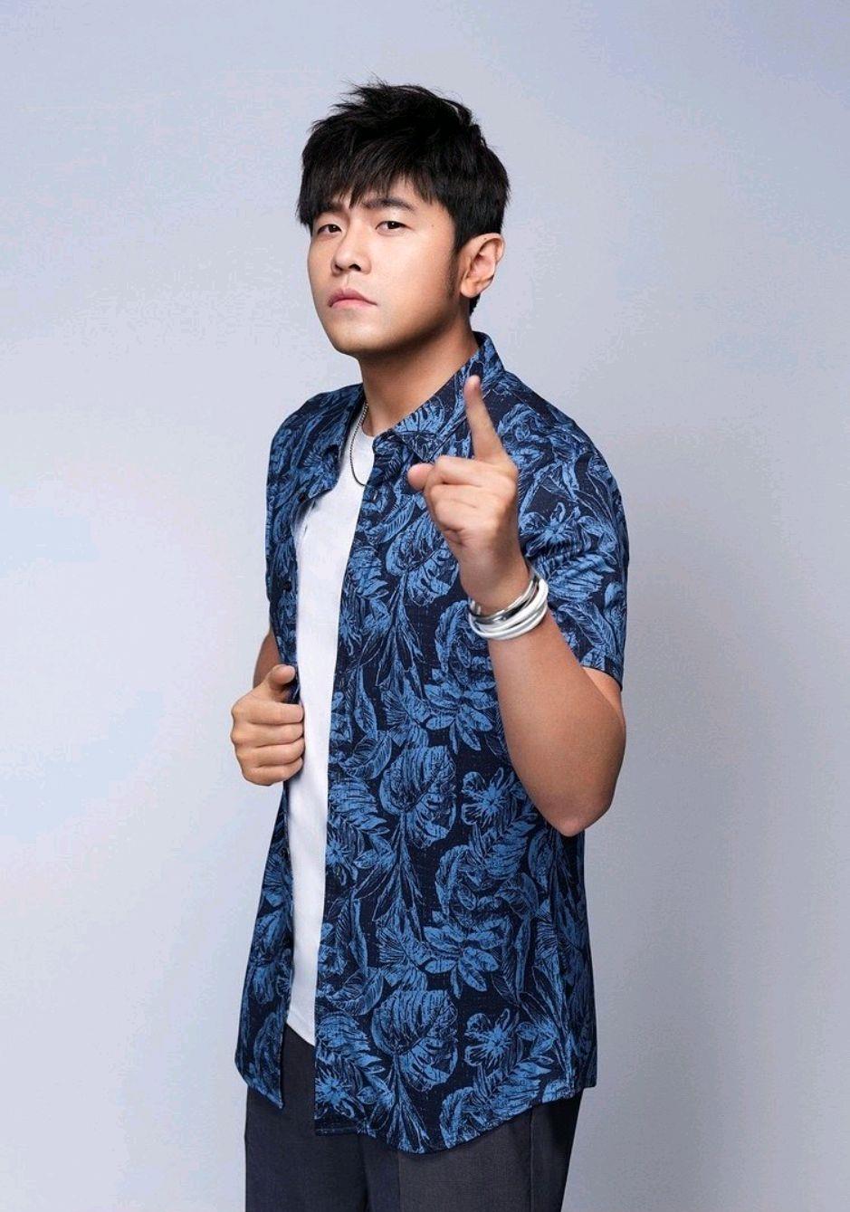 周杰伦晒出刮胡子后的自拍大家满意吗