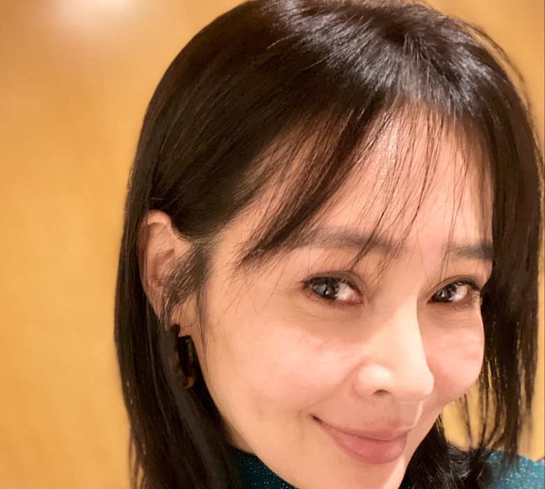 于明加晒母亲合影,素颜气质大方,眼窝深陷真实一点不装!