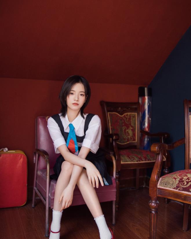 李庚希的乖乖女打扮确实很讨喜!穿白衬衫搭配背带裙,太美好了__财经头条