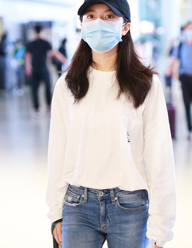 赵今麦街拍长袖t恤破洞牛仔裤nike球鞋