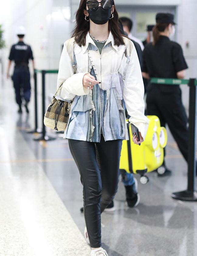 孟美岐街拍:印花白衬衫紧身皮裤 fendi水桶包老爹鞋酷范儿十足