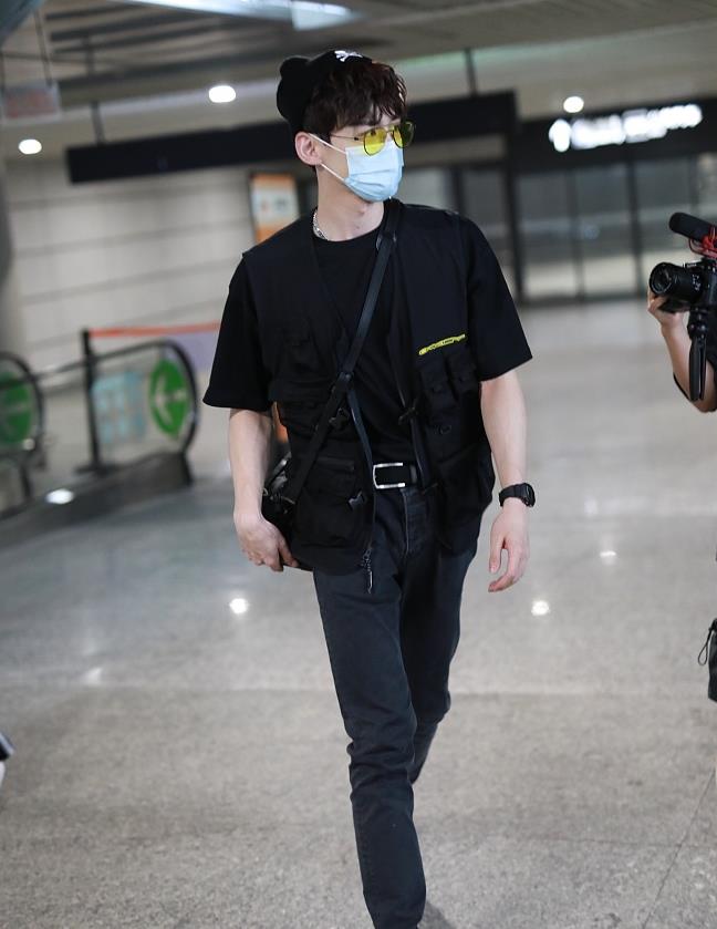 白敬亭街拍:黑t恤叠穿机能马甲 lv盒子包阳光鲜肉