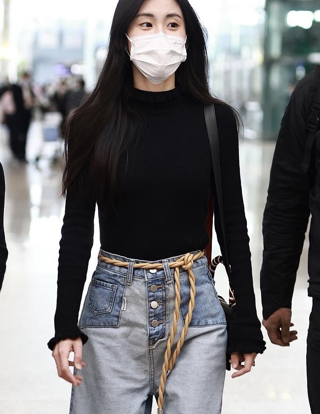 张碧晨街拍:黑色针织衫老爹牛仔裤白色运动鞋女人味足