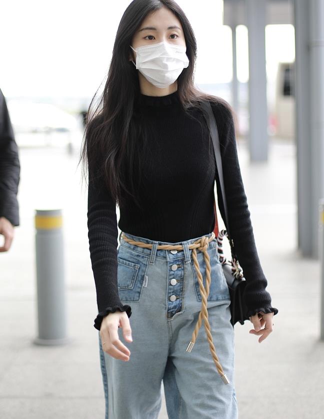 张碧晨街拍:黑色针织衫老爹牛仔裤白色运动鞋女人味足
