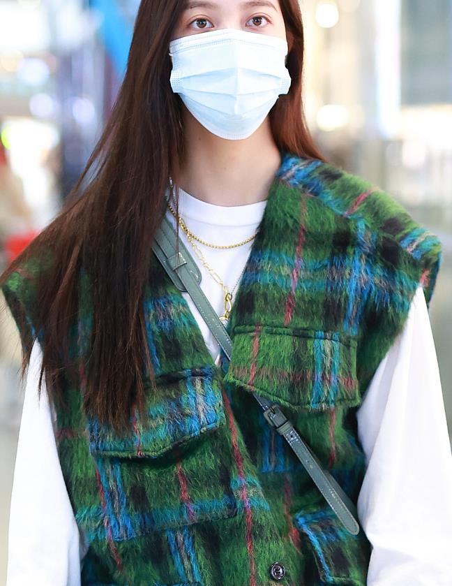 时髦姐姐!宋妍霏对镜比剪刀手超可爱 海藻绿造型_高清图集_新浪网