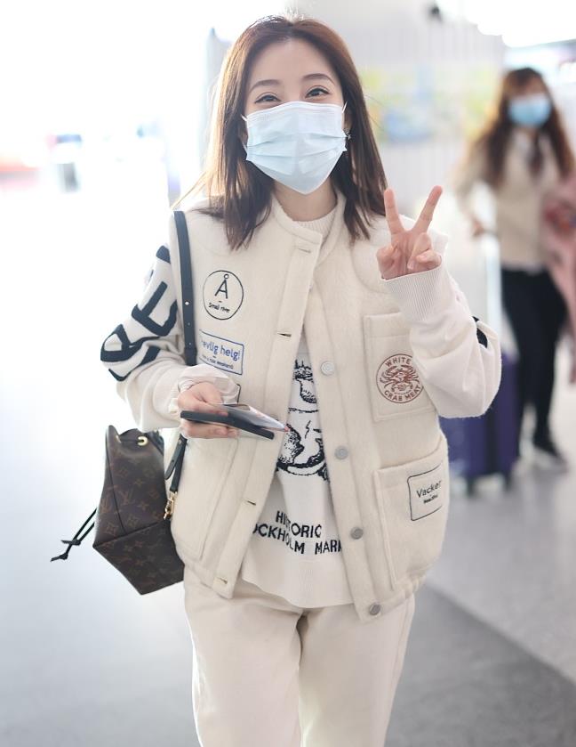 冯提莫白色印花look机场玩小清新