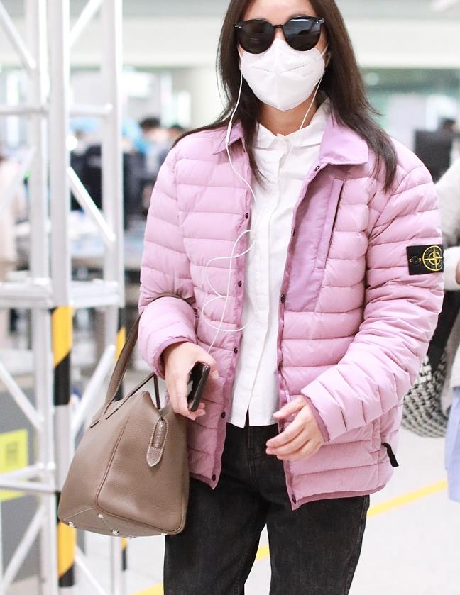 闫妮街拍:stone island羽绒服牛仔裤 粉嫩保暖