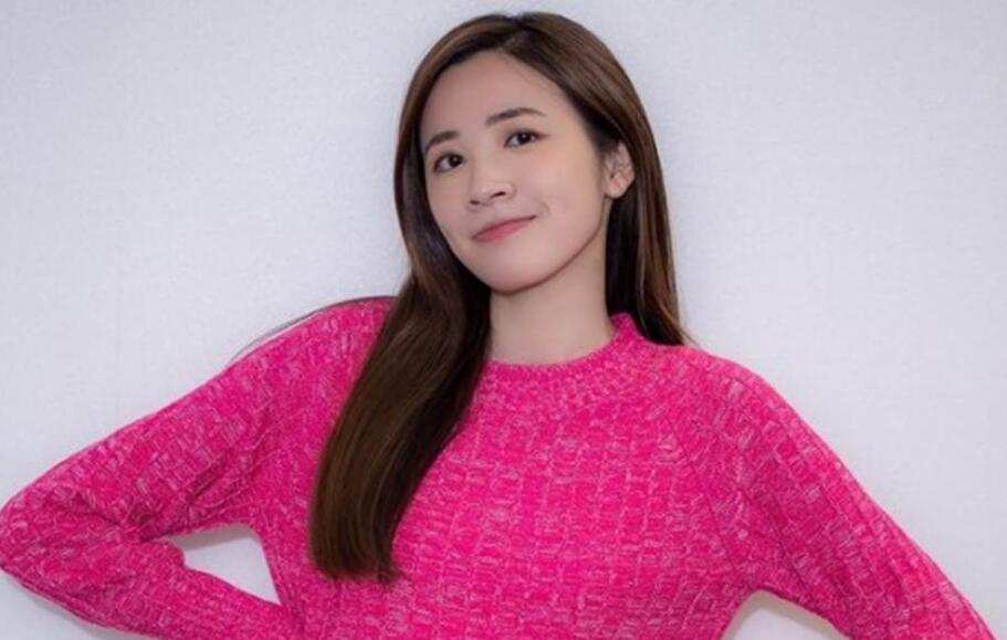 王乃伃20日发视频表示,最近发生一件严肃的事情,当她点开一个网友的