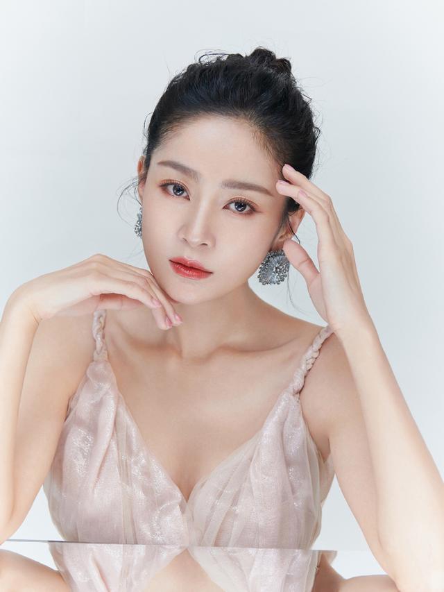 王媛可一袭裸粉色吊带流苏裙性感美艳搭配方形花朵耳环璀璨无比