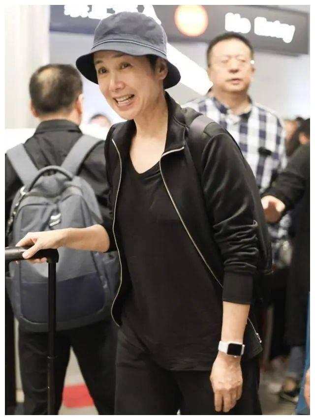 蒋雯丽坦然面对衰老,镜头面前笑的自信,素颜皱纹多也没什么