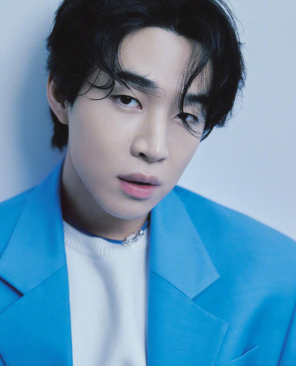 刘宪华最新时尚大片释出彩色西服随性发型尽显轻熟魅力