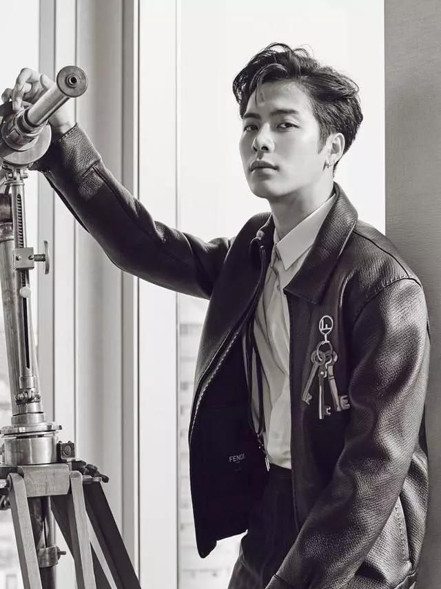 王嘉尔出席活动空气刘海超抢镜,网友:这不就是我们的还珠格格吗__财经