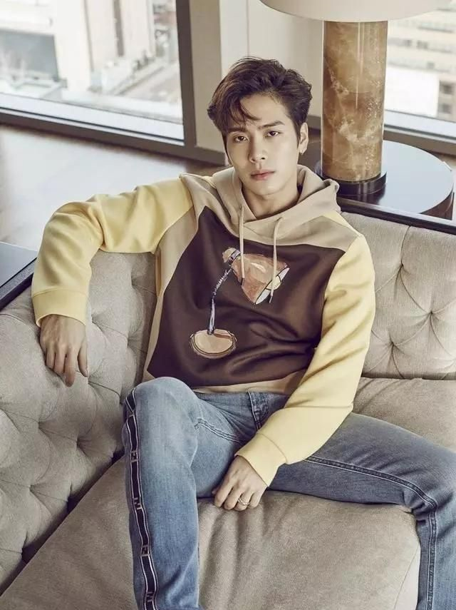 王嘉尔出席活动空气刘海超抢镜,网友:这不就是我们的还珠格格吗__财经