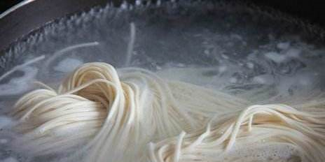 大厨说漏嘴：煮面条时，很多人都忽略这一步，难怪面条黏糊不美味休闲区蓝鸢梦想 - Www.slyday.coM