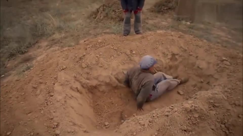 二爸挖坑要埋了自己,小伙将计就计,上来就往他身上盖土!