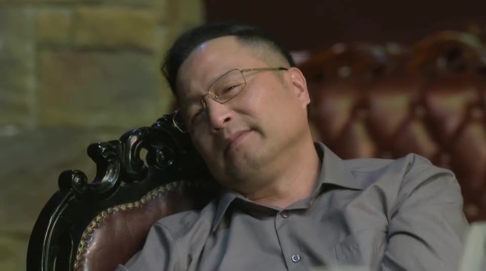 谎言的诱惑:女下属穿着火辣,给大佬伺候明白了,老总一脸欣慰!