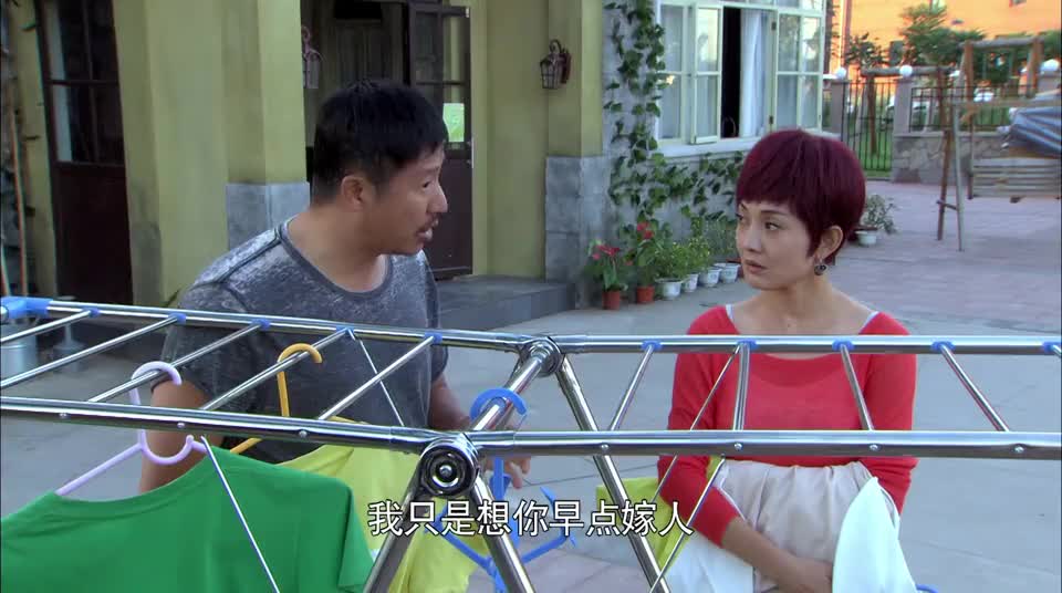 麻辣芳邻:小两口正敷面膜呢,不料小伙看到媳妇手机,一下急了!