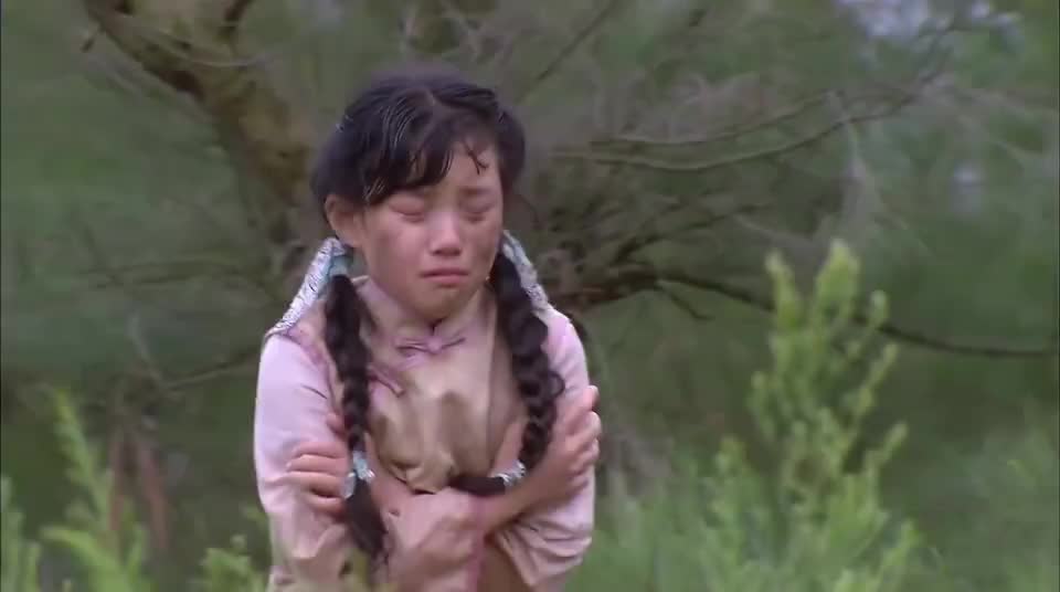 脏兮兮的女孩被爸妈遗弃老爷爷都嫌弃她可怜
