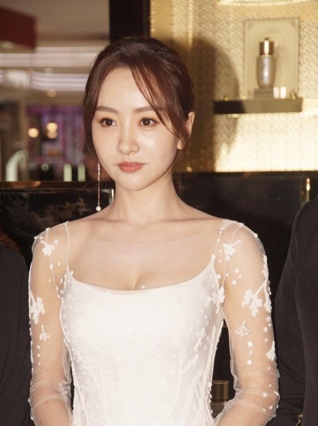 杨蓉好会穿一字肩修身上衣配半身裙减龄又时尚