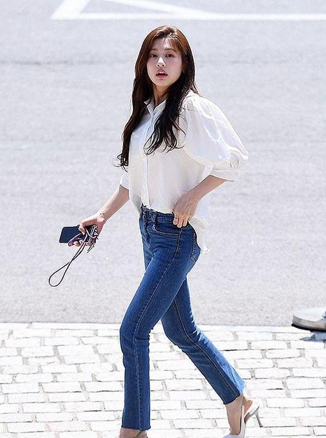 韩国女星郑素敏现身,穿白色泡泡袖衬衣牛仔裤,清纯可爱