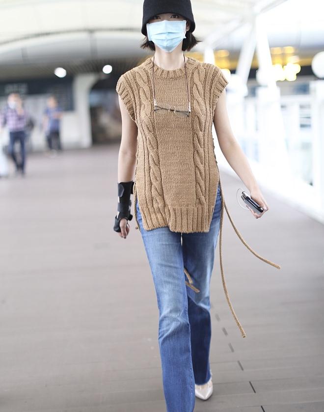 万茜街拍:驼色针织背心牛仔裤 时髦高挑帅气