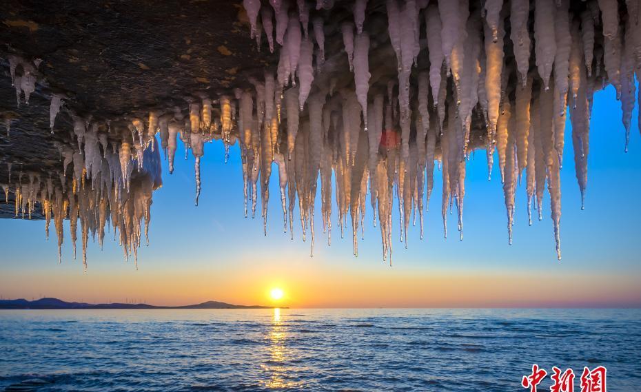 气温寒冷辽宁大连海水浪花形成冰挂景观