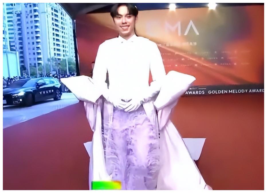 7月最土的三大红毯!鸡毛装、披床单、野猪造型,土得我笑出猪叫休闲区蓝鸢梦想 - Www.slyday.coM 7月最土的三大红毯!鸡毛装、披床单、野猪造型,土得我笑出猪叫休闲区蓝鸢梦想 - Www.slyday.coM