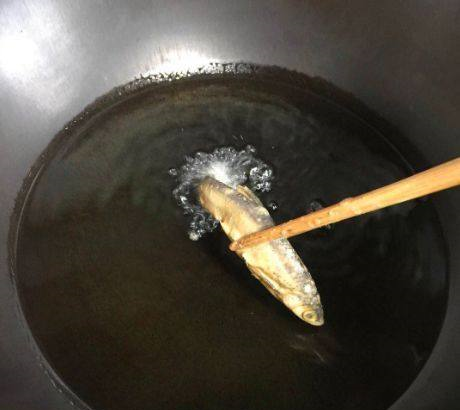 公公河里抓来的小鱼,裹上面糊,炸一炸,香酥可口,一盘不够吃|面糊|公公