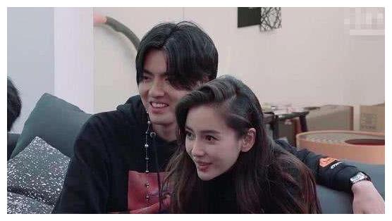 baby忘了镜头,谁注意她沙发上坐姿?吴亦凡把头转向一边