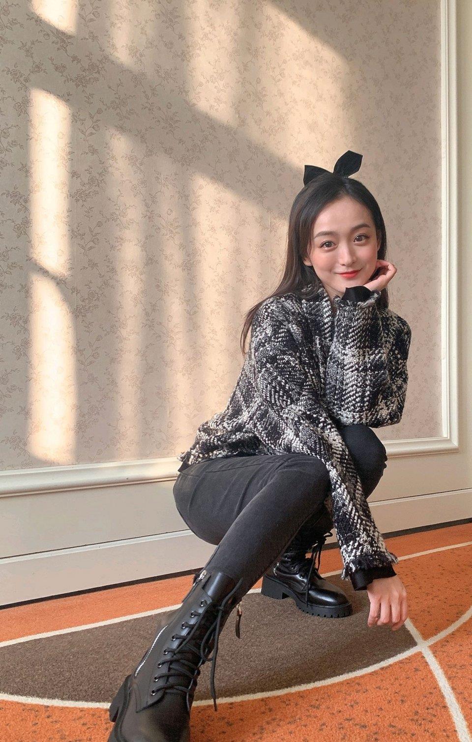 何泓姗状态真是好极了格纹外套配牛仔裤干练利落大秀好身段